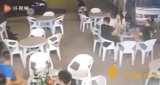 警方通報小車沖過夜市撞飛數(shù)人 這一幕太驚險了！